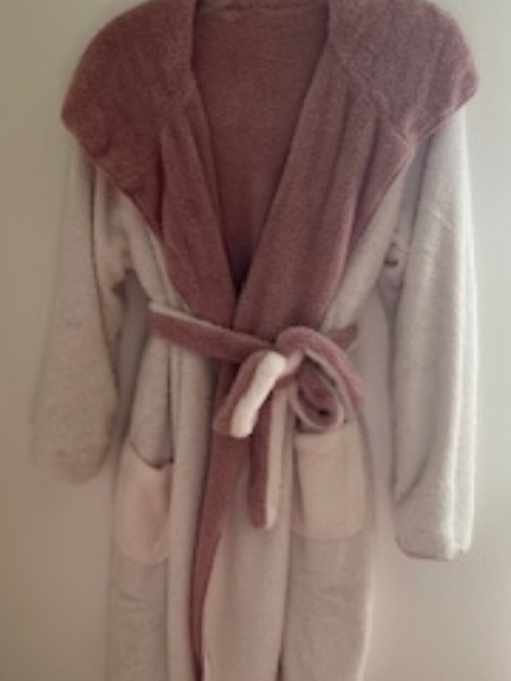 NWT ADRIENNE VITTADINI BATHROBE REVERSABLE PINK WHITE WITH POCKETS AND TIE BELT